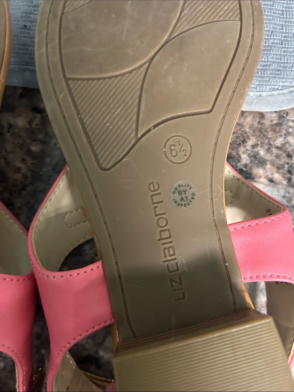 Liz Claiborne Coral Pink Thong Sandals with Gold Hardware - Picture 7 of 8